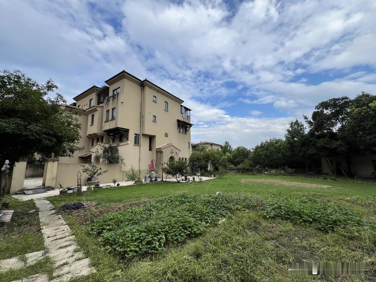 花园3亩地，种什么都可以了！
    良渚文化村新出一套边套排屋，产权281平、