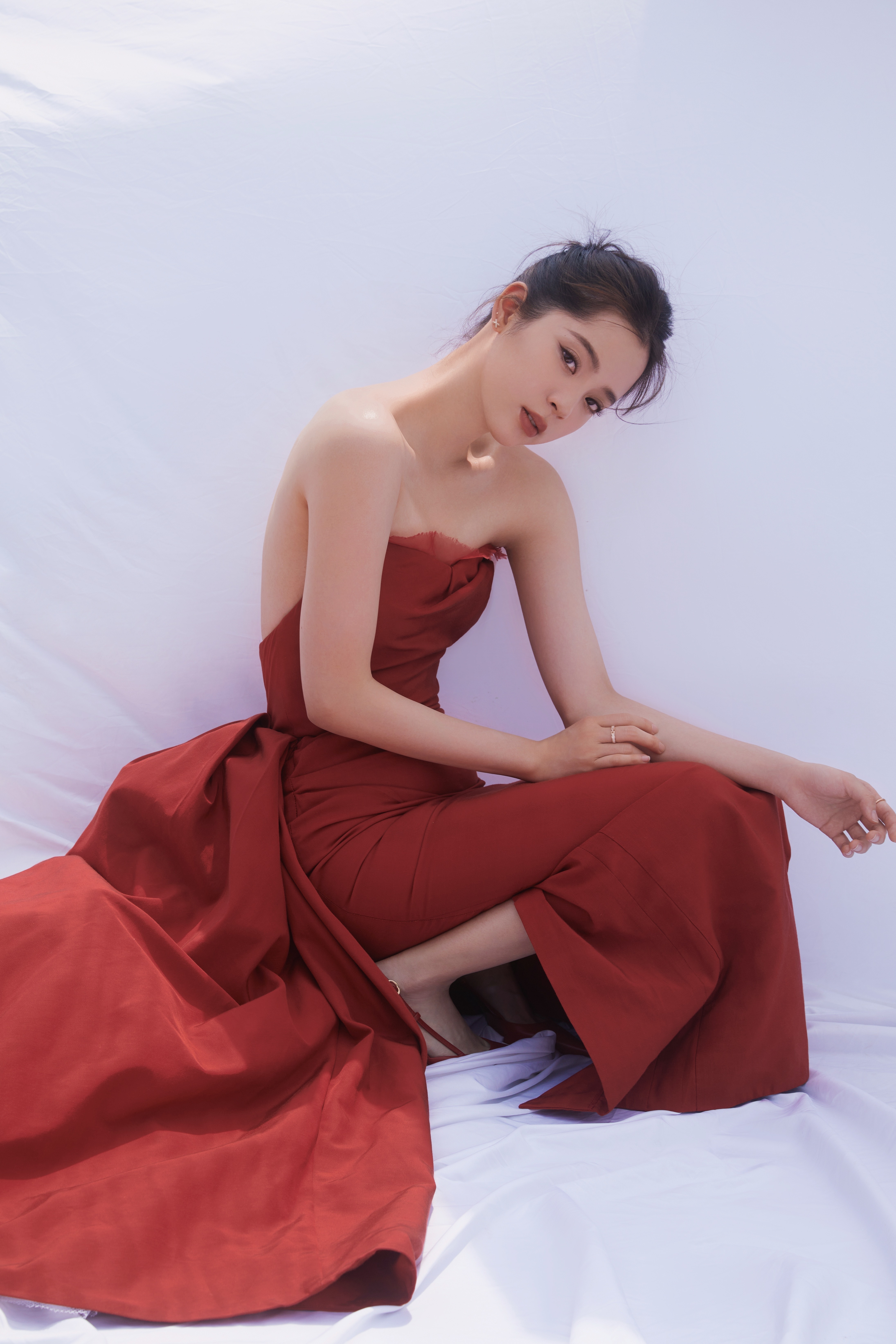 欧阳娜娜露背红裙，轻纱柔美，浪漫怡人 ​​​