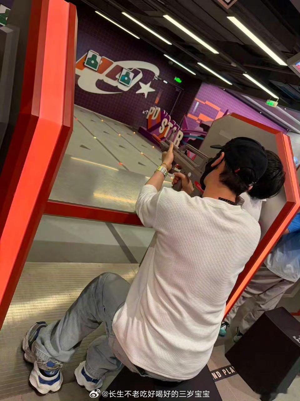 黄晓明被小海绵带飞看到晓明哥说“表面淡定实则一身汗”，瞬间共情了！谁家爸爸带娃不