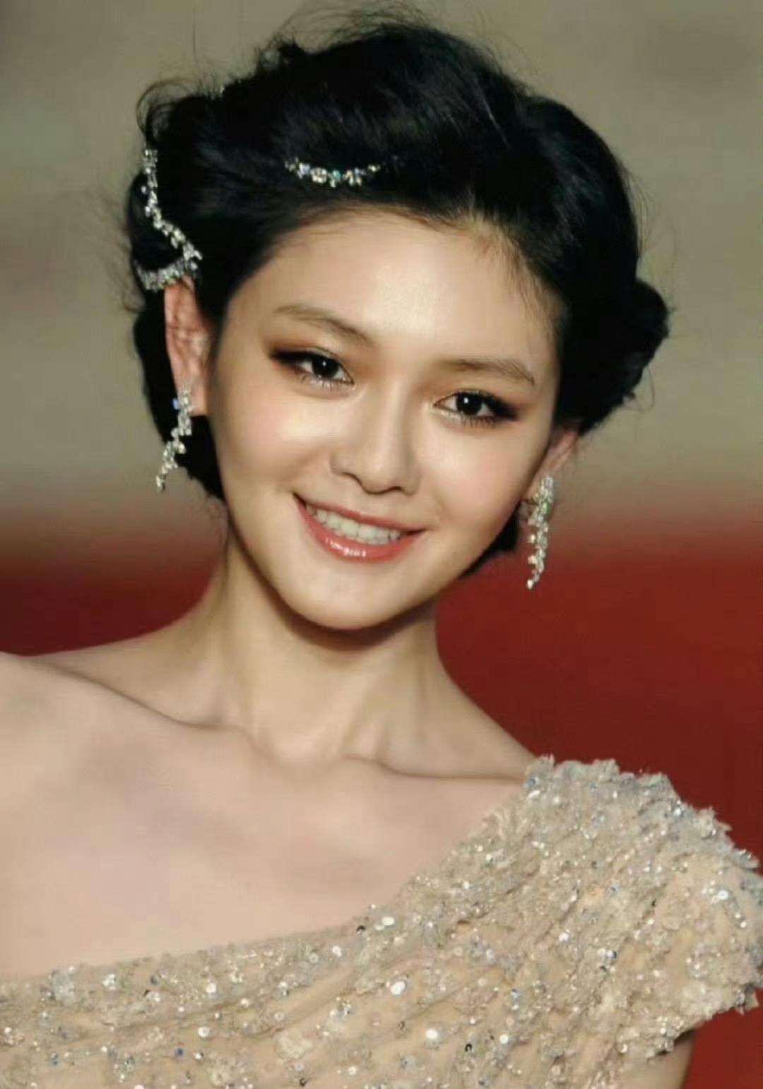 大S账户只剩200万台币！
这可是顶流女明星啊！这数字连中产都不算！
那么，钱去