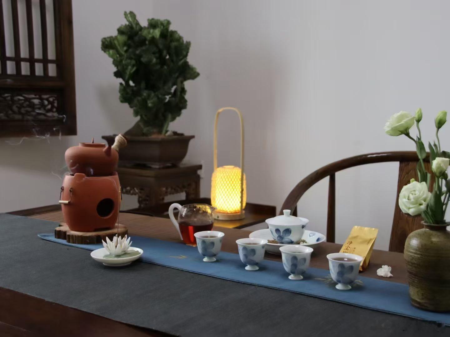 人间事，大抵如茶。有苦涩，有清甜，有回甘，有微凉。喝过，便记在心底；走过，便不负