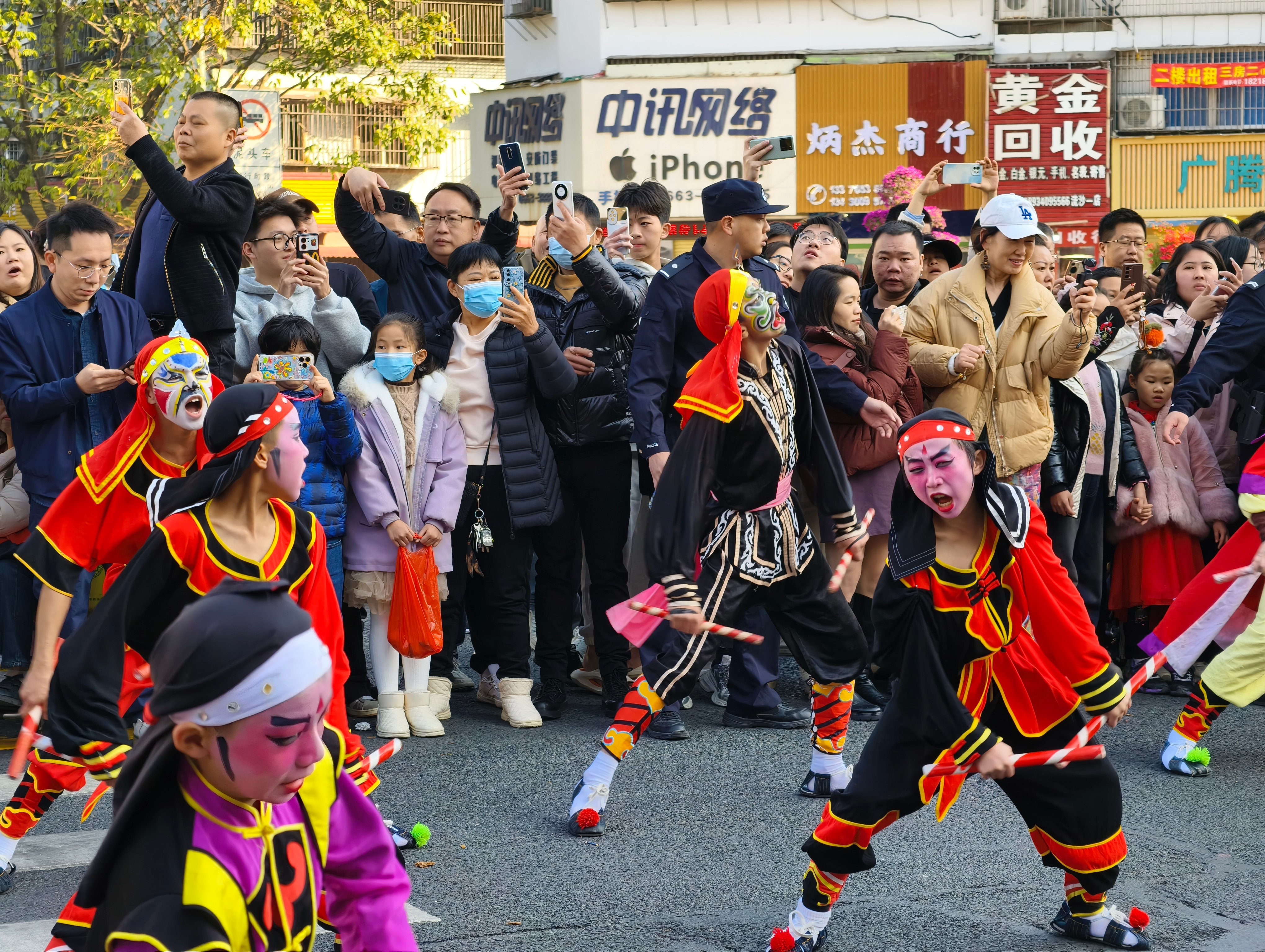 民俗活动最大的舞台还是在民间春晚的英歌舞因为舞台局限性，给用成了伴舞...实际上