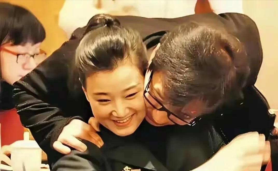 成龙看到许晴这一幕真是有点让人忍不住吐槽。只见成龙直接从后面和许晴脸贴脸，那亲密