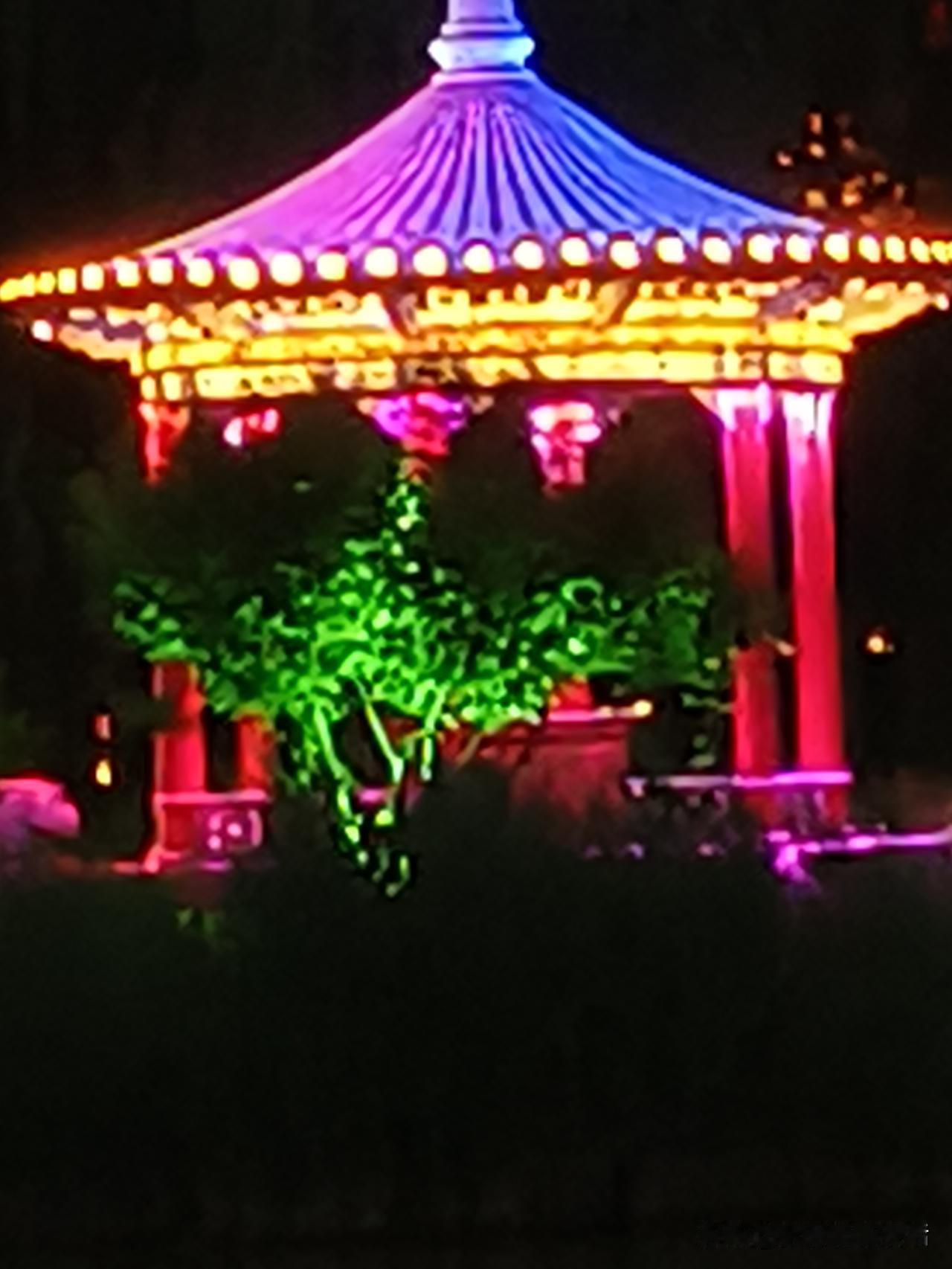 梦幻夜色下的童话凉亭，灯光璀璨，宛如仙境湖边古风凉亭 细雨凉亭 中式凉亭夜景