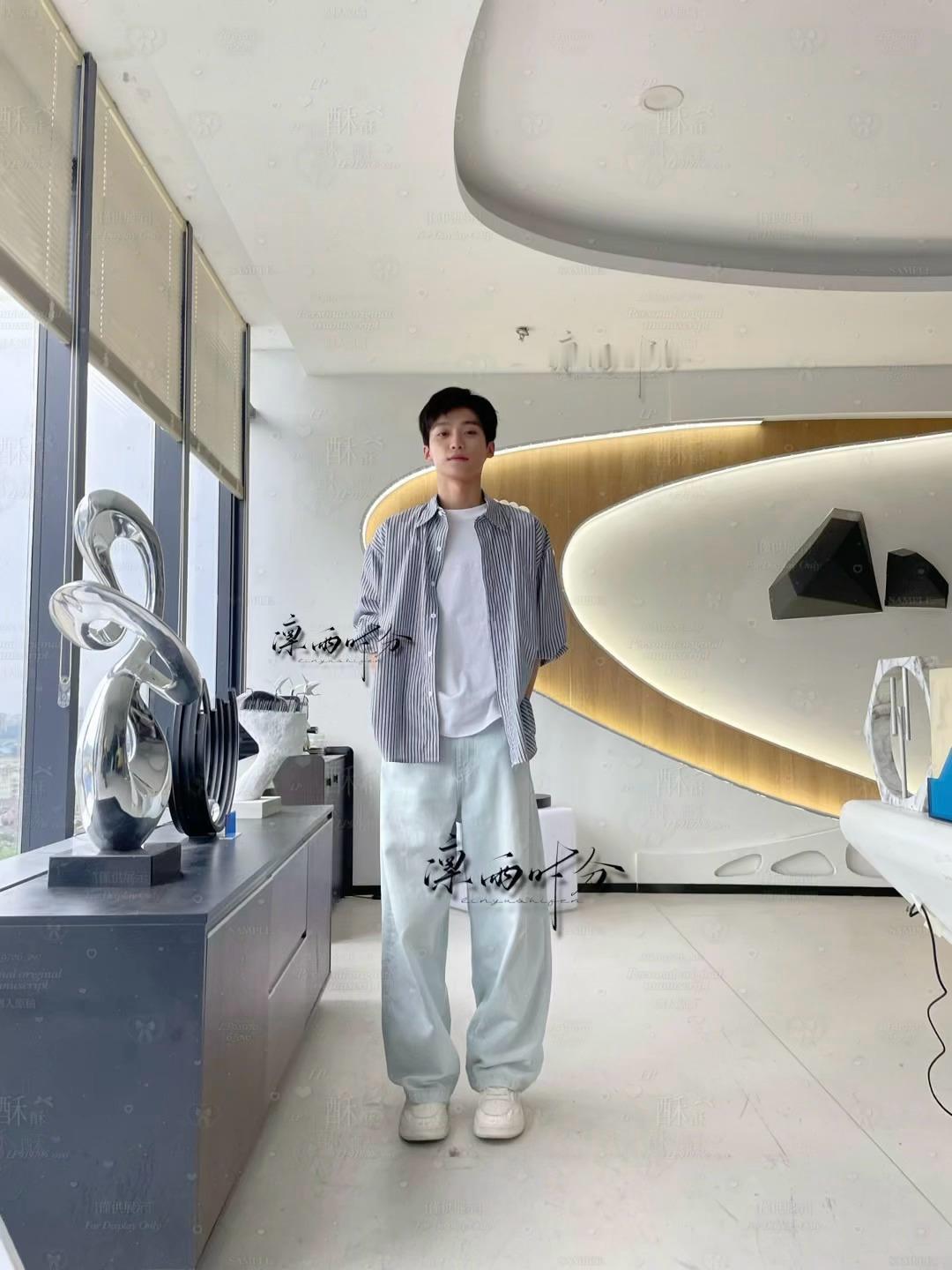 有人拍照要记得插袋cr.凛雨时分梓渝新专辑