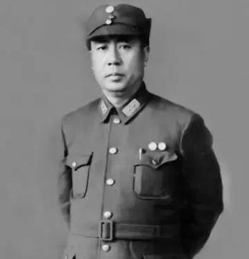 1949年，国民党军官陈宝仓觉查身份危险，把老婆孩子送到香港。他在台湾继续当间谍