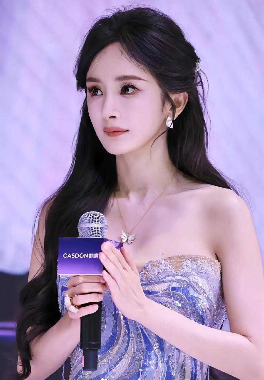 杨幂真是个谜，都不知道她赢了还是输了。你说她输了吧，她顶流地位十几年不动摇，有钱