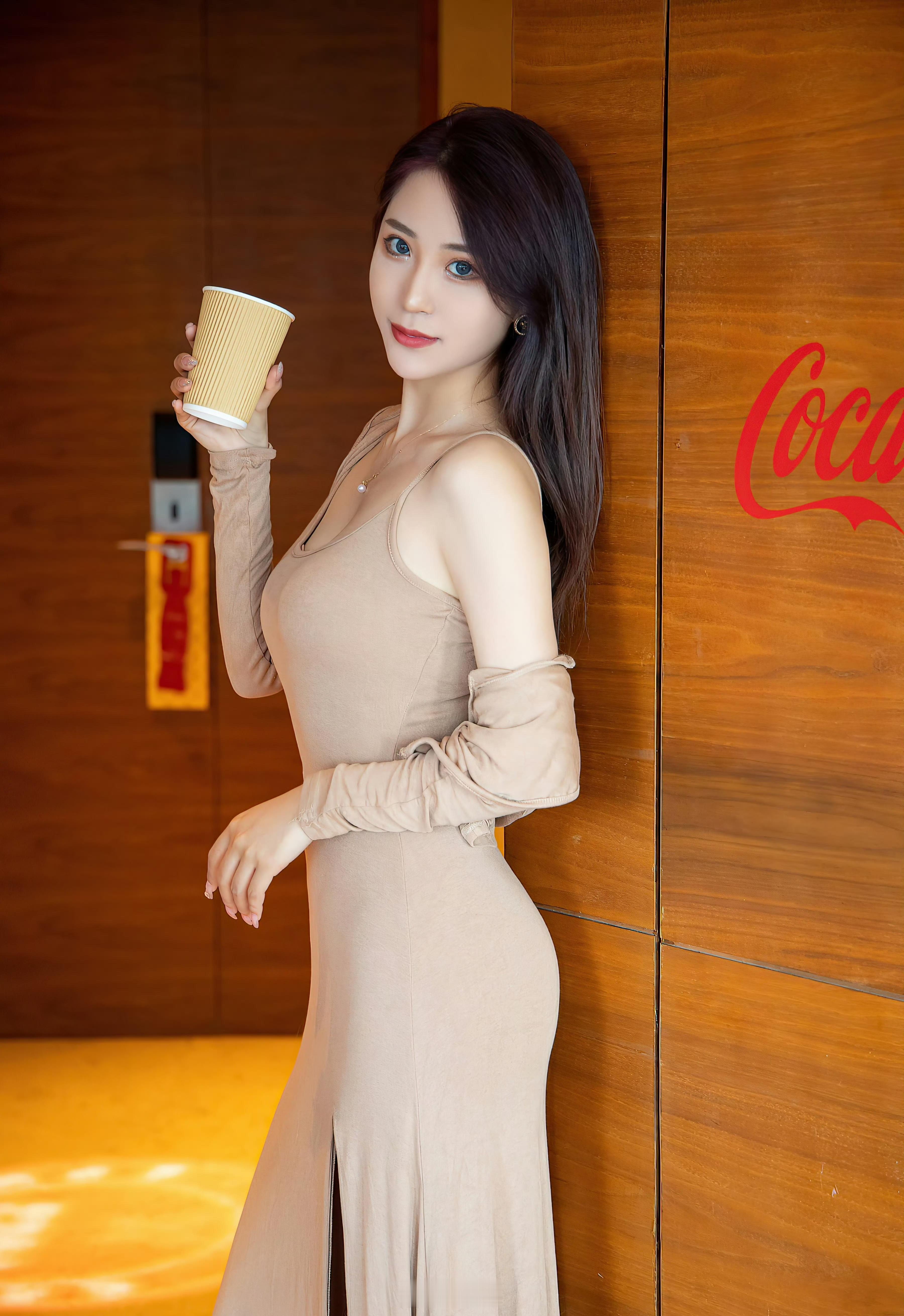 小姐姐把长裙驾驭得美美哒 ​​​
