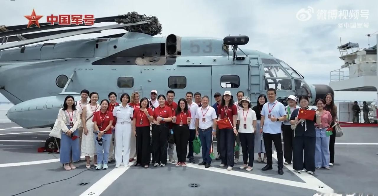 边关月超话  【强军早报 】军事早知道
1、冬日，陆军某旅开展飞行训练。
2、近