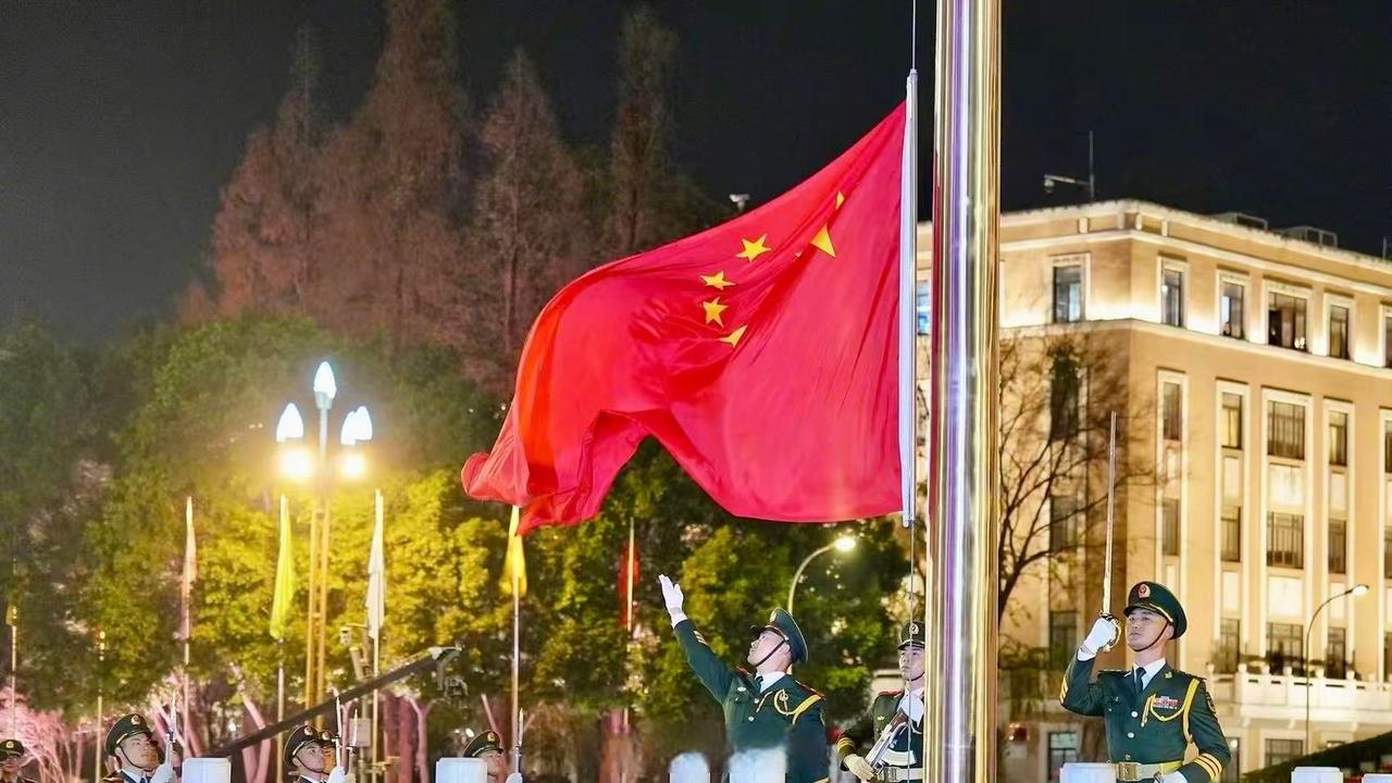 【迎新年！成都天府广场举行升旗仪式，市民游客凌晨排队观礼】1月1日，成都天府广场