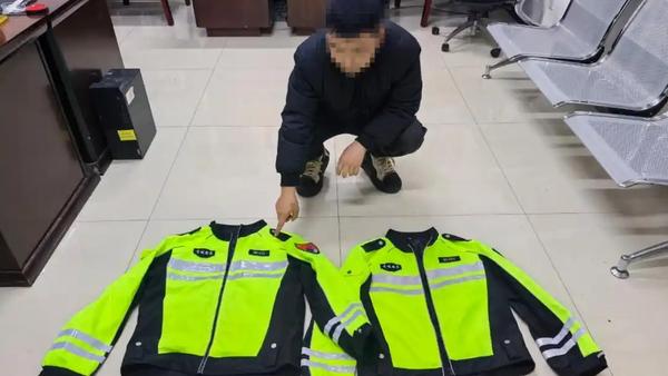 内蒙古某小区婚礼现场发生了令人关注的事件：8名非警务人员身穿仿制公安骑警制服，为