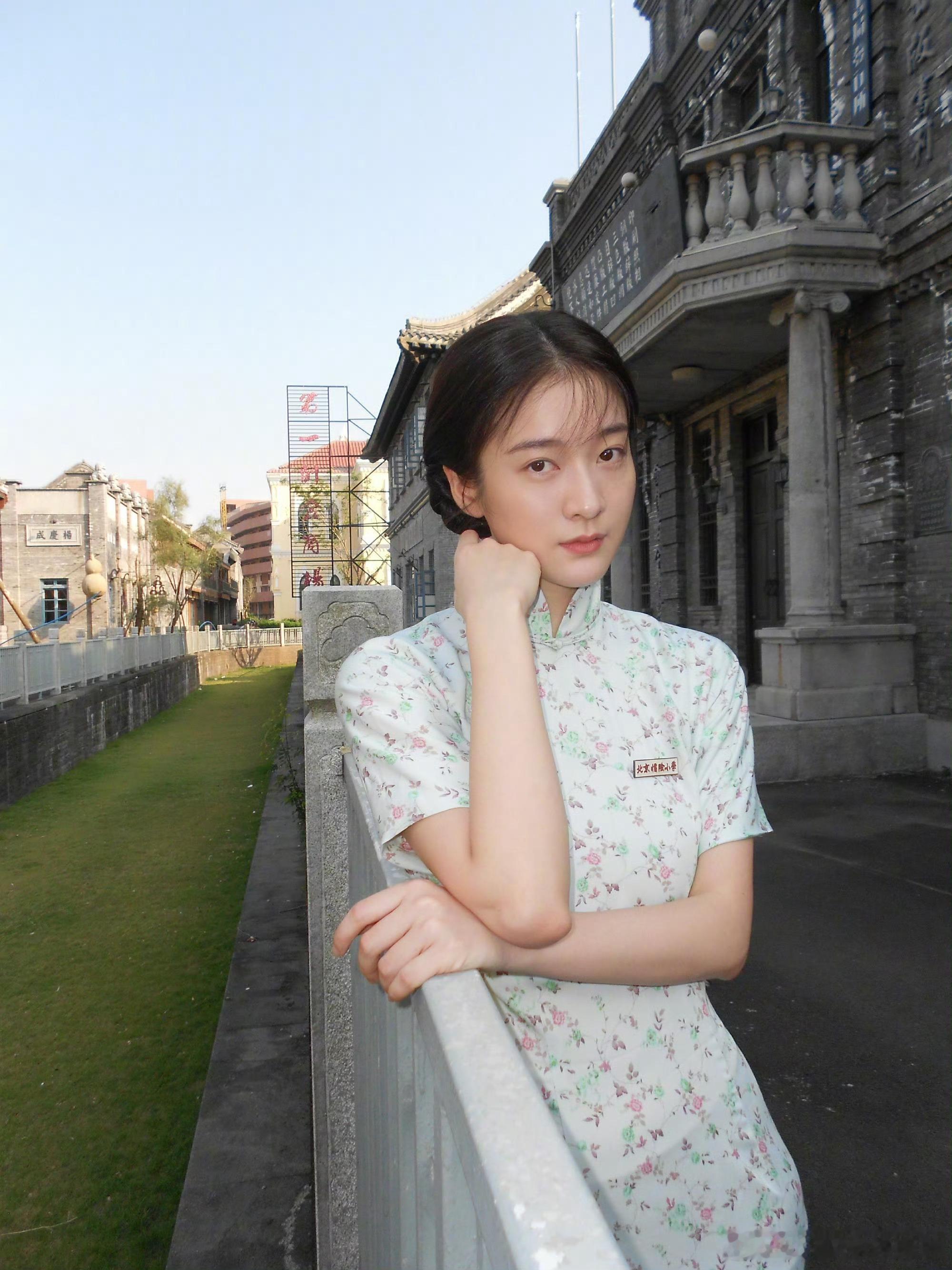 张雪迎演了冯小刚新电影张雪迎演冯小刚新片《抓特务》！旗袍造型温婉又有韵味，和胡歌