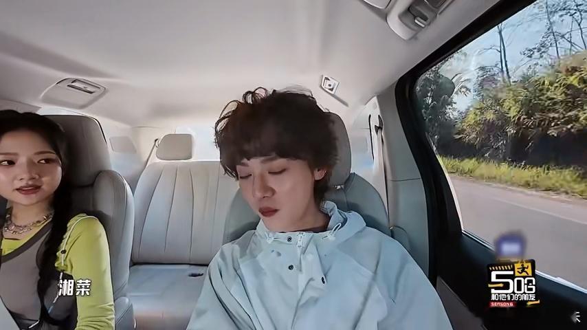 鹿晗尝试高空项目这里，和他一队的任敏也一直在鼓励他，好暖心啊恐高的鹿晗反复尝试高