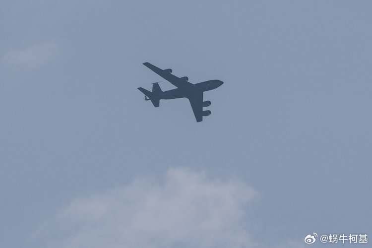 美国官员称，KC-135飞机不配备降落伞，也没有弹射座椅，这些设备主要安装在战斗