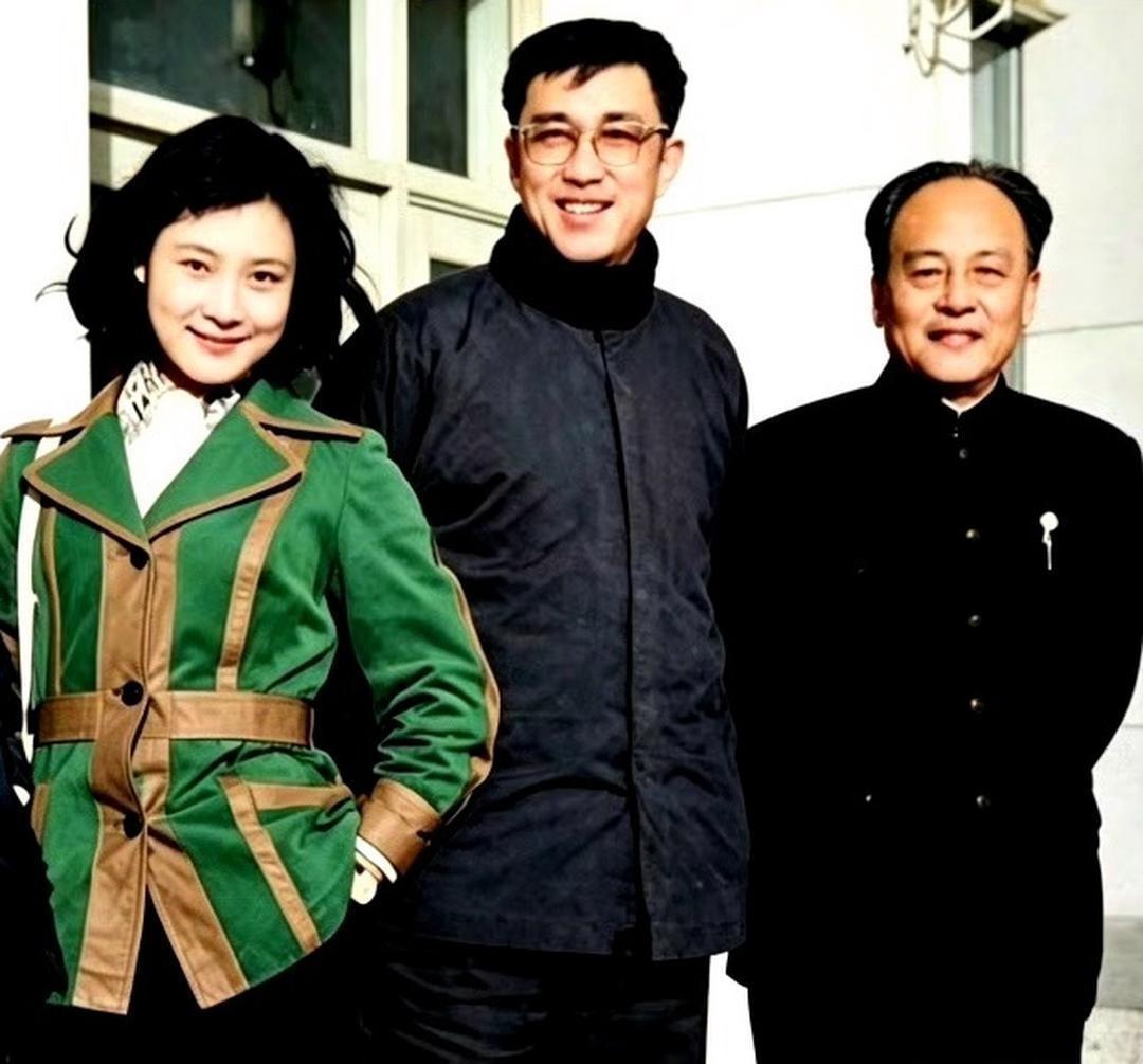 这张弥足珍贵的老照片里，左侧是演员陈冲，中间是名导谢晋，右边是老戏骨韩非。一张相