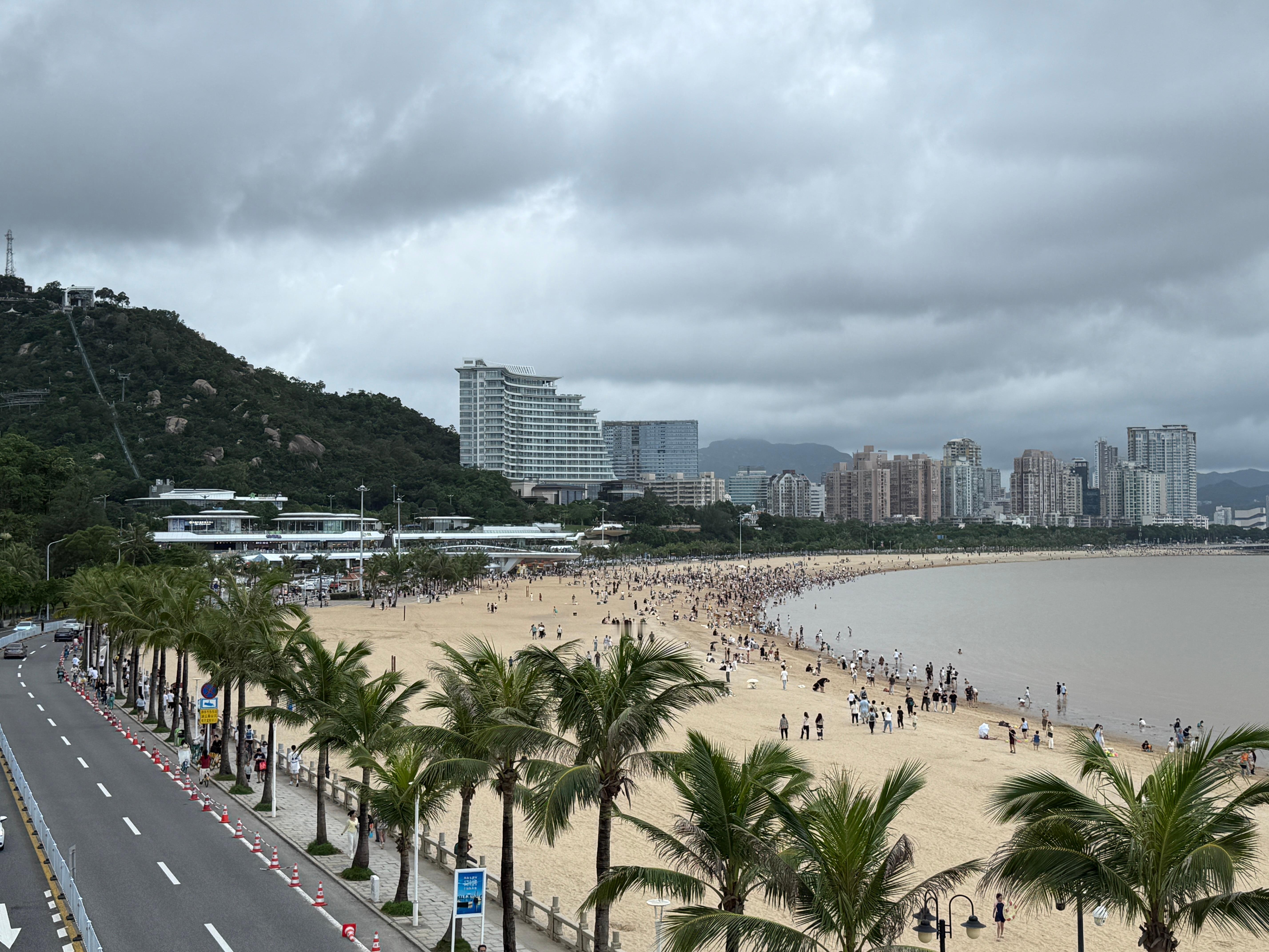 围着这个沙滩走了一圈，人虽然很多，但是路面上和沙滩上都很干净呢，就是车位有点少 