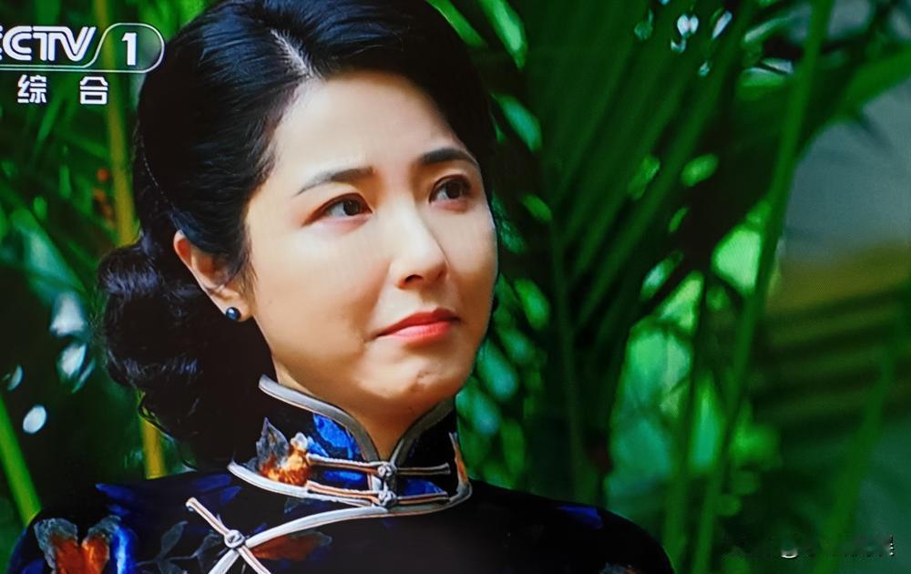 指甲抠住冰墙，98道"忍"字渗着血丝。3平米牢笼困了王碧奎七个月，丈夫遗骸未寒，