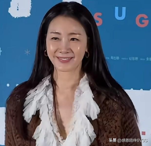 崔智友这水光肌还真是执着啊！每次看到都像刚打完高光，权相佑之前也亮到反光。不过说