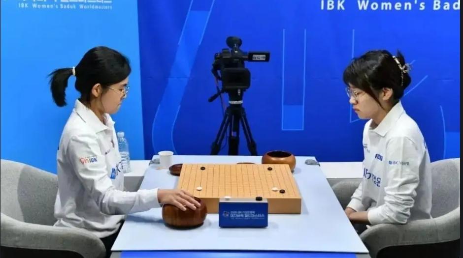 再等对手失误~於女王再次侥幸过关


首届lBK世界女子围棋大师赛32强本赛在韩
