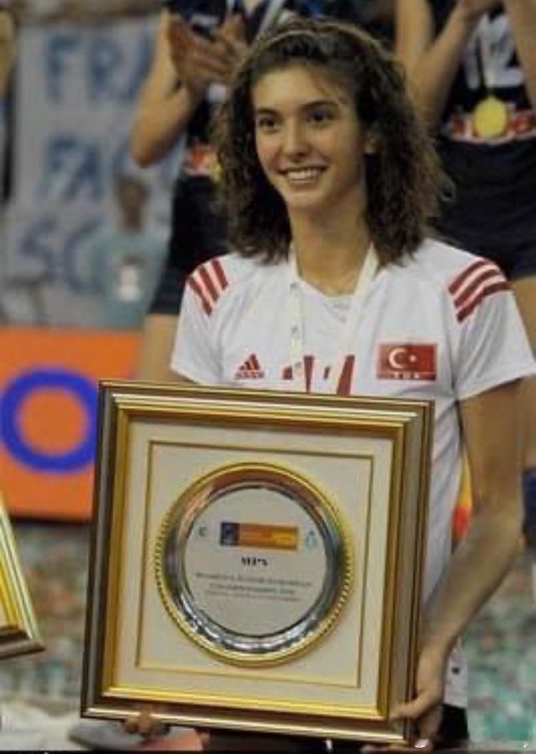 纳兹作为二传在15岁时候便展现出进攻参与度，甚至有单场得分上双的表现。在2008