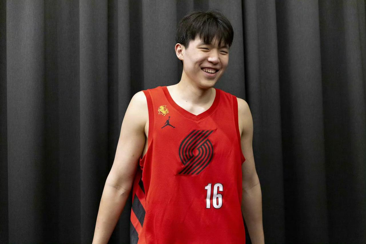 大市场就是好，除了没有上场时间，其实的都安排好了。
开拓者给杨瀚森出了马年特别版