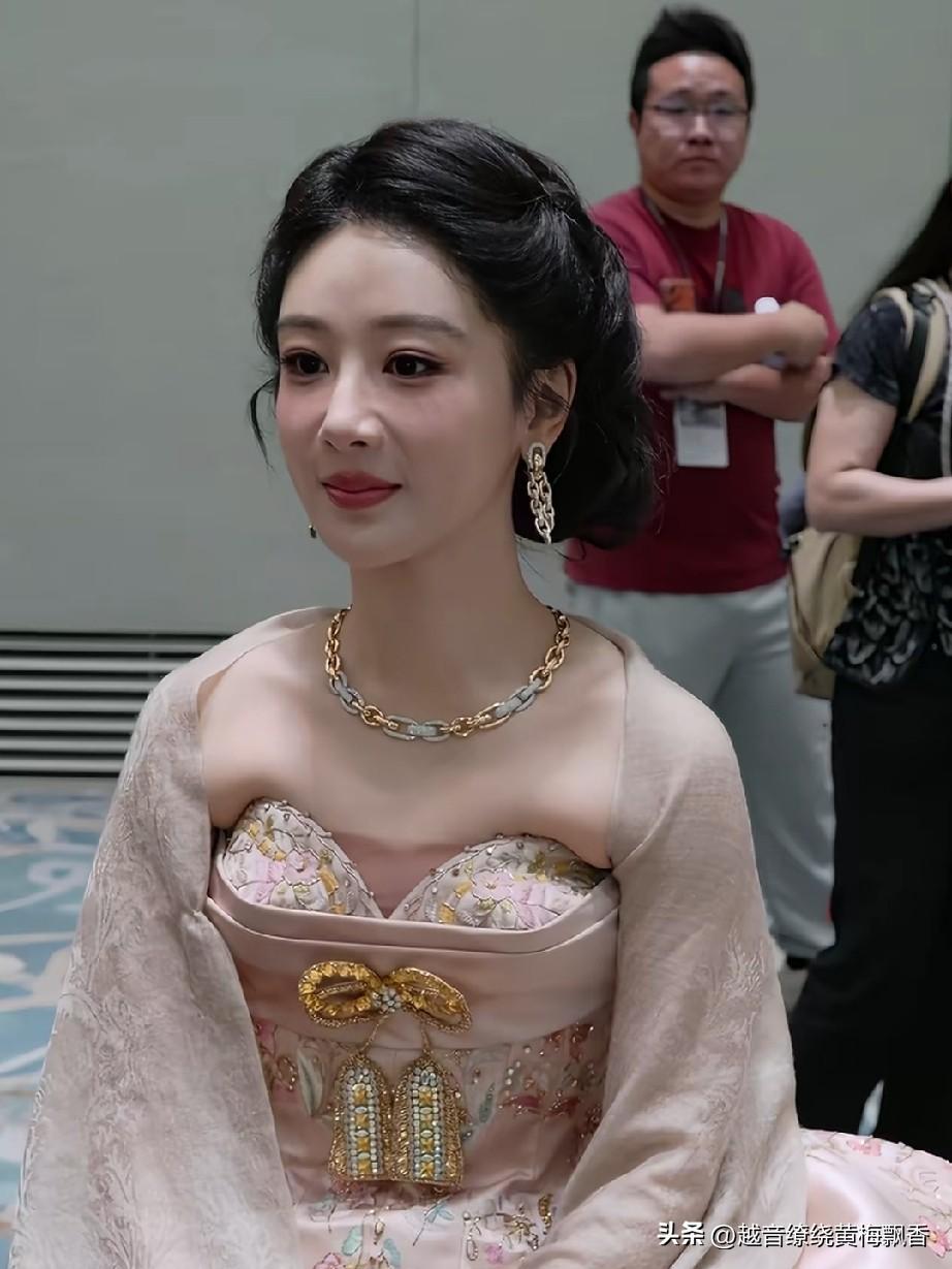 杨紫确实是越变越美了，和出演《家有儿女》时的小雪相比，简直判若两人。在第31届白