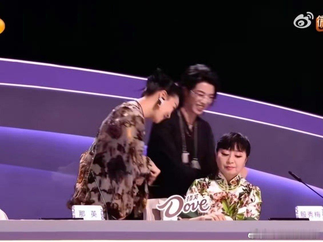 那英华晨宇这波“邀功”太可爱了！成功拿下更多晋级名额后，第一时间给殷秀梅老师捶肩