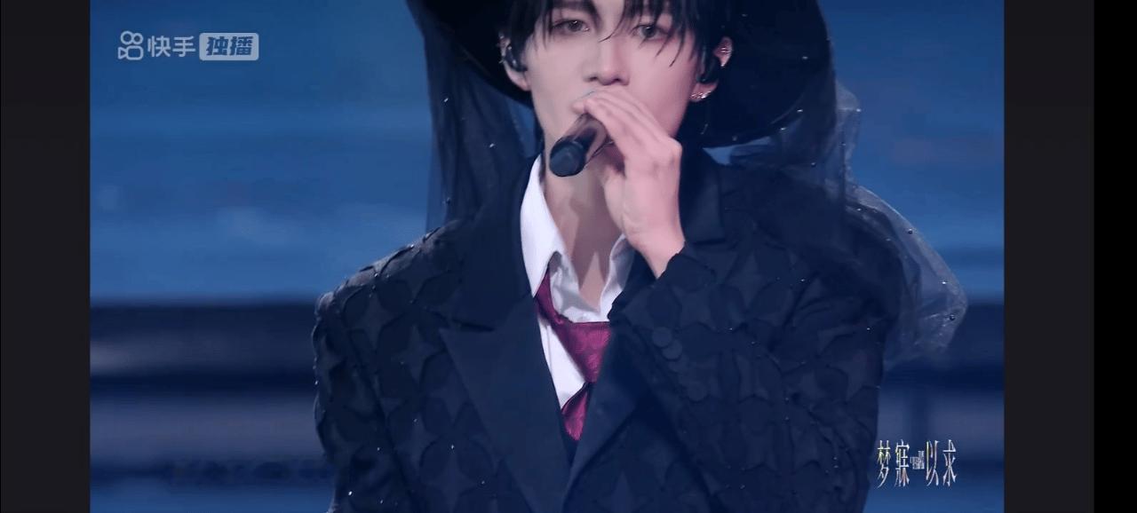 朱志鑫张泽禹舞台放loverboy照片 从青涩少年舞台到现在成熟演唱，合照见证蜕