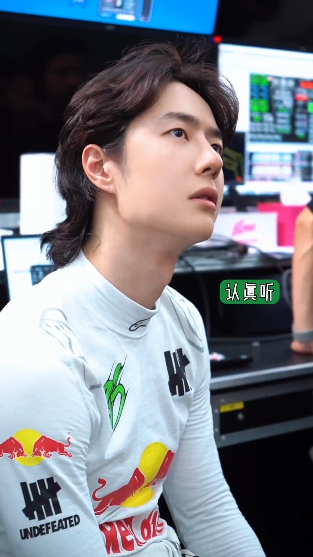 王一博练车vlog王一博85能量 认真仔细的酷盖，王甜甜真的很甜很好吃！