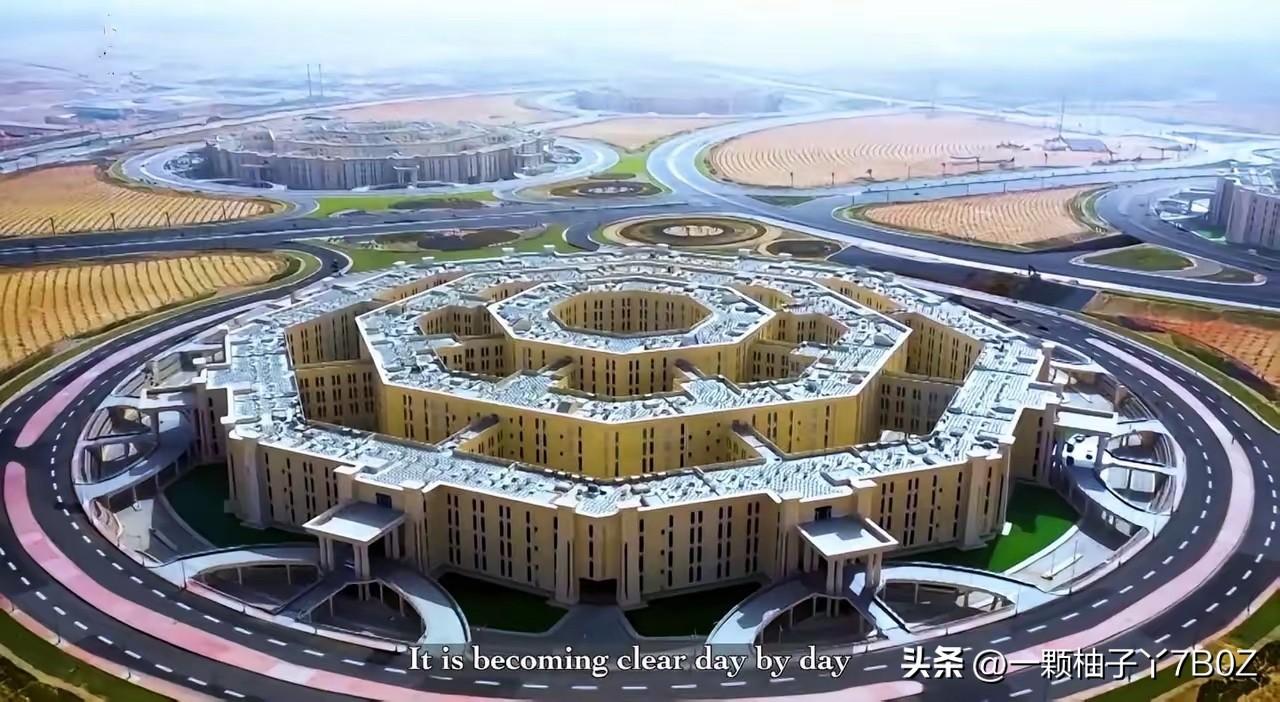 近日埃及总统塞西前往新行政首都，正式启用国防部新总部八角大楼。这座建筑体量超过美