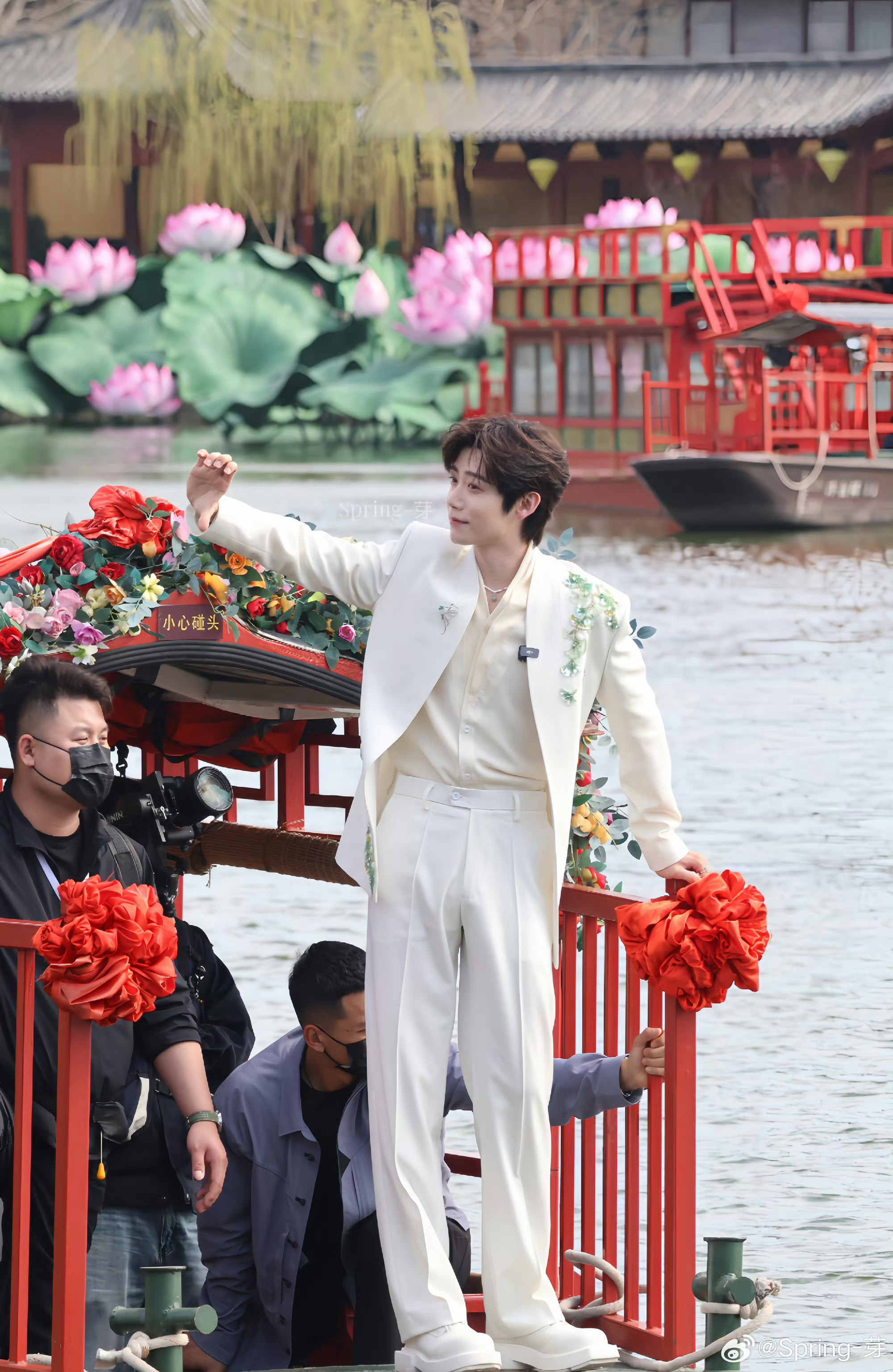 李卿新中式白西装李卿白马王子来的 一身白西装自带柔光，新中式细节超精致，河上巡游