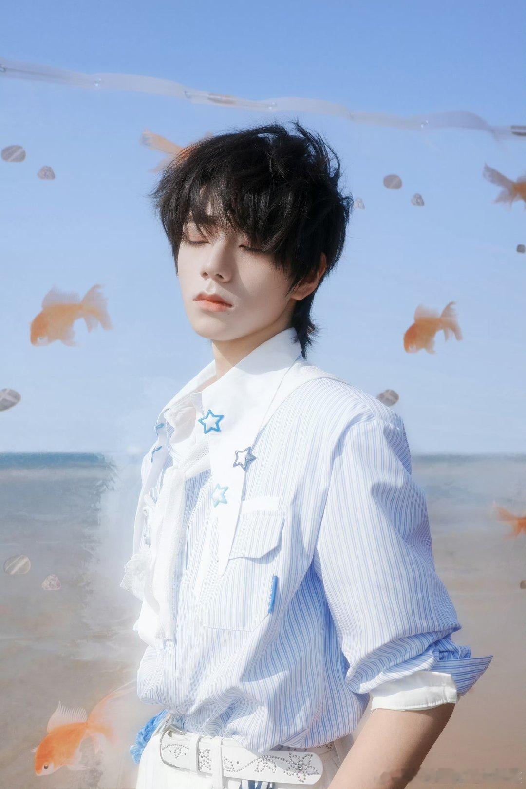 王橹杰海边写真王橹杰热了王橹杰海边写真大片，清爽少年感满满 