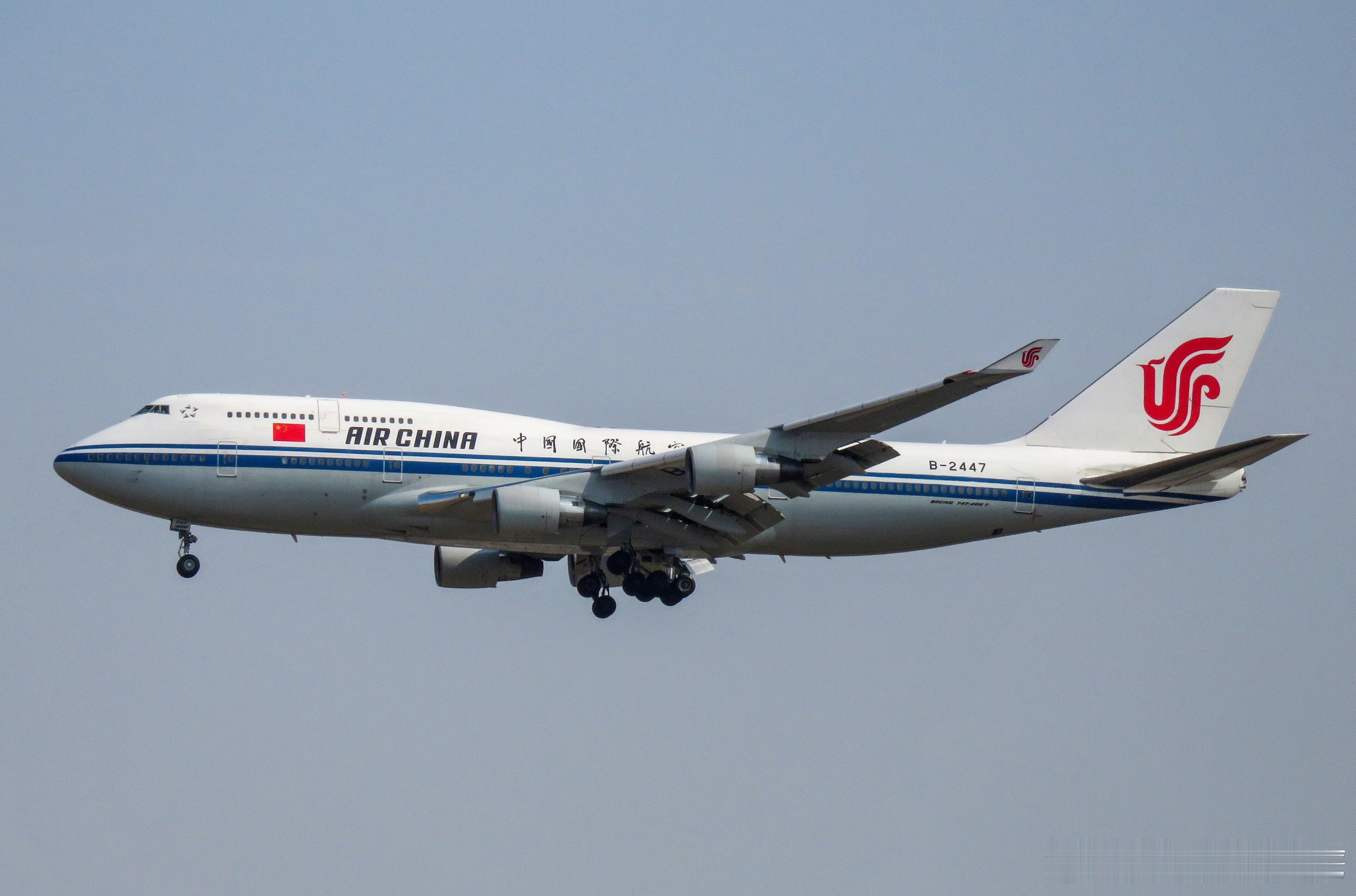 飞扬军事 1988年4月29日，美国波音747-400客机完成首飞。 