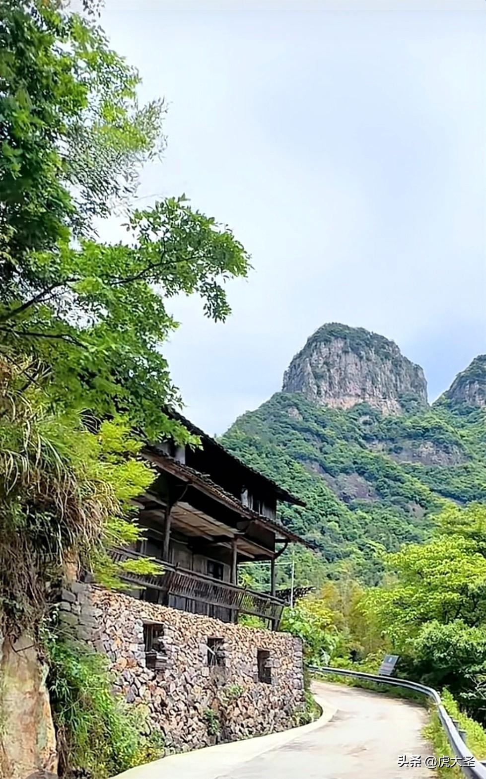 分享一组农家小院边的山水风景图，简直美到失语！
就像那幅AI山水画《温馨的小院》
