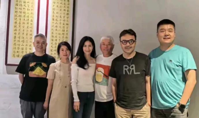 汪涵和巫启贤的交情很好，两家经常聚餐，他俩的友情还要追溯到二十年前超女比赛时，那