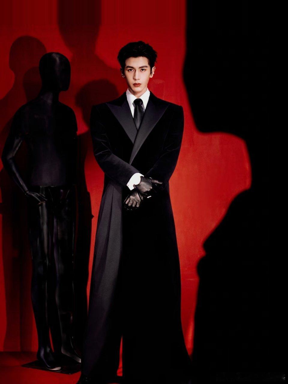 张凌赫湖南卫视跨年红毯造型，拉风又帅气！ 