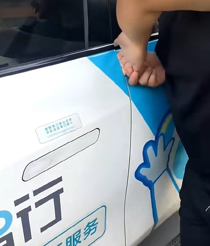 【小马智行回应乘客被夹手事件：已配合交警调查，属意外而非交通事故】小马智行回应称