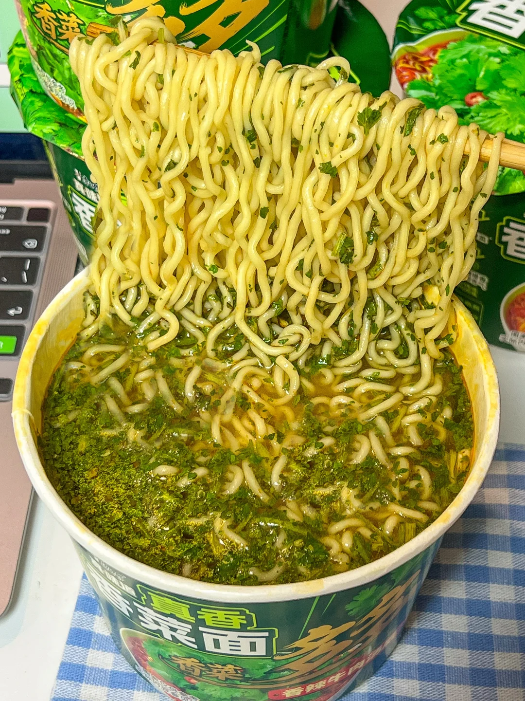 加班到崩溃，一碗香菜面把我香哭了😭😭