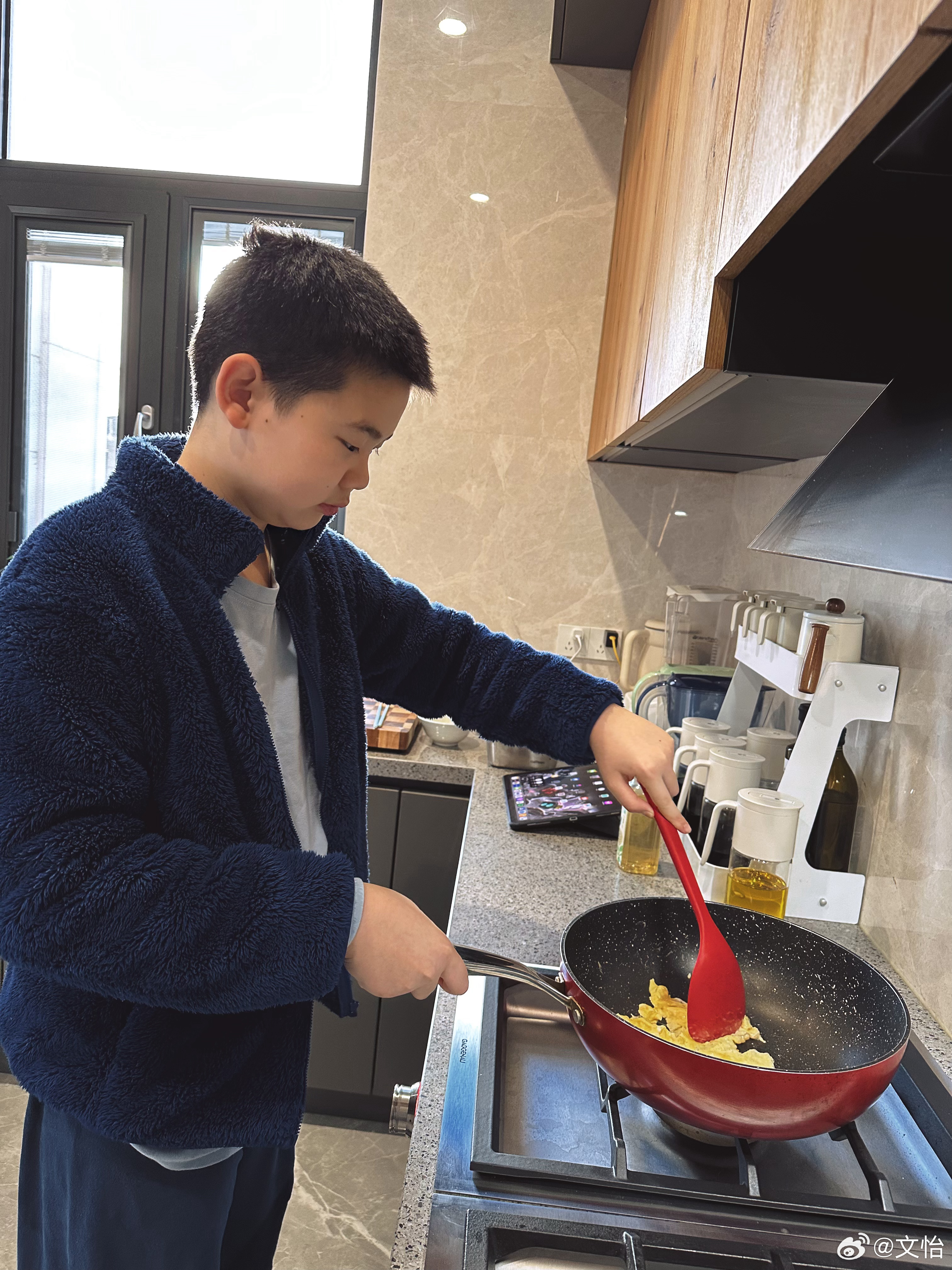由每周末自己做饭日，逐渐发展成周末其中一顿，为全家做饭，这是我今年的kpi[挖鼻
