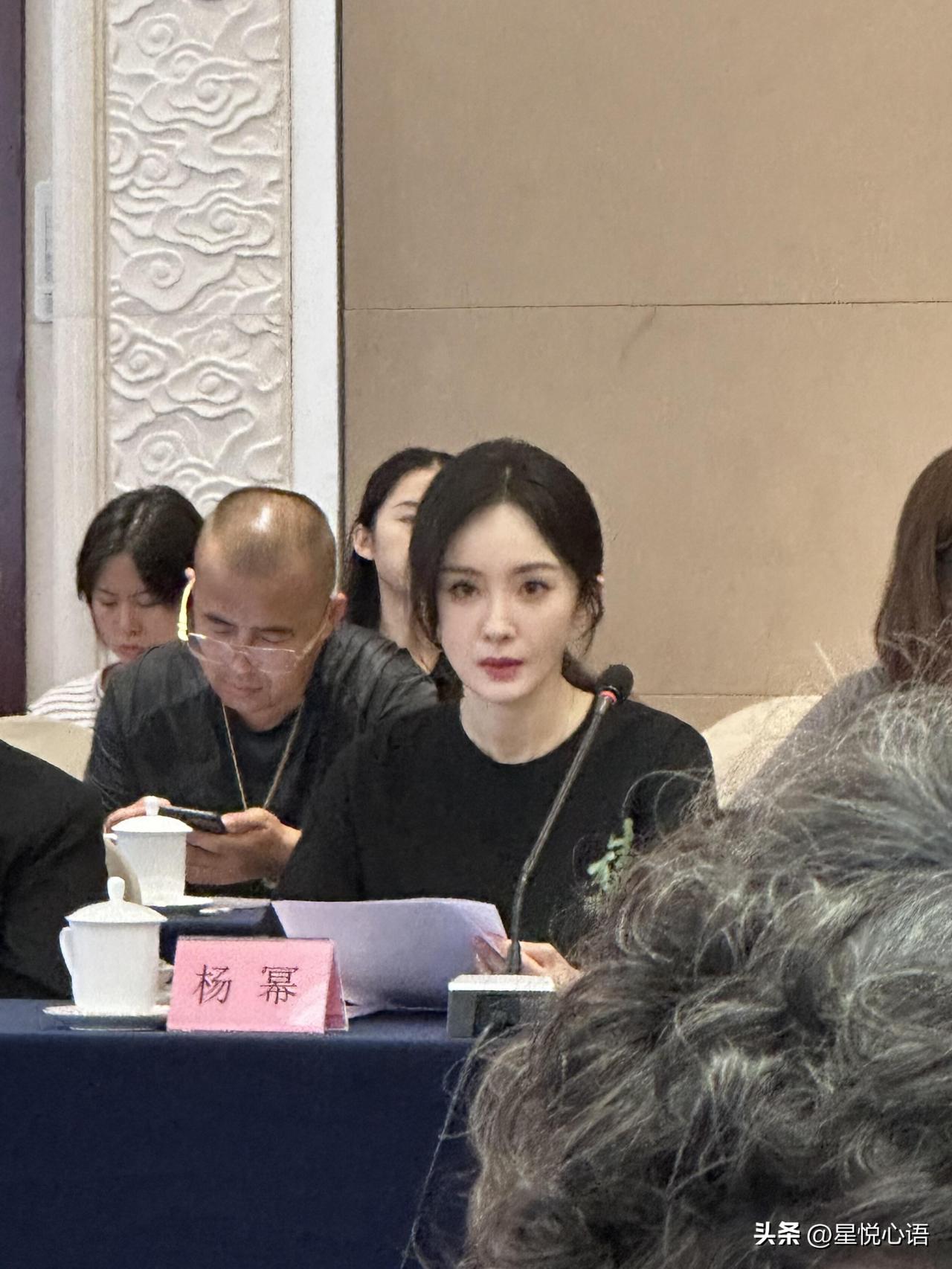家人们快来看！今日份杨幂新鲜出炉
直击《生万物》研讨会现场。

这次大幂幂穿得简