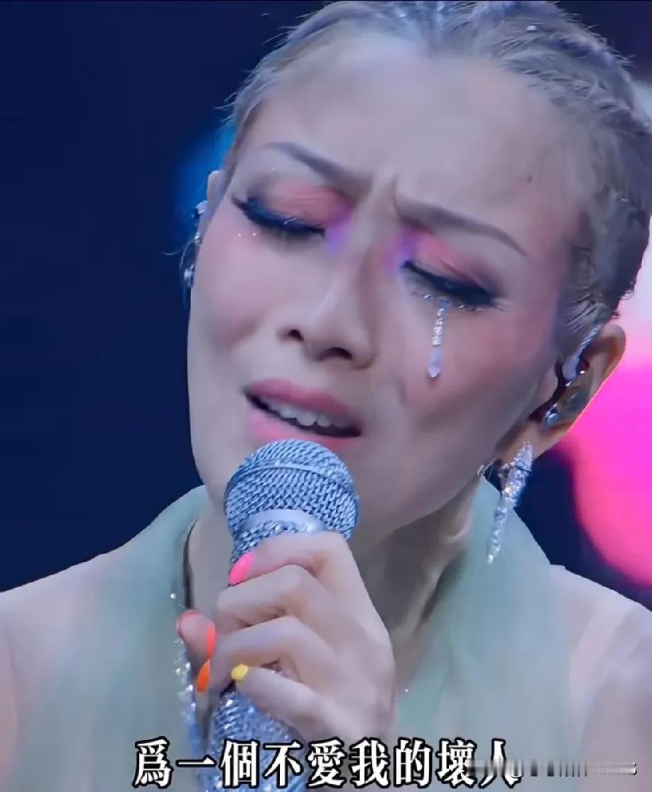 Sammi演唱会上的泪钻超级美丽！她的状态极佳，模样超级漂亮，只是造型太过新潮了