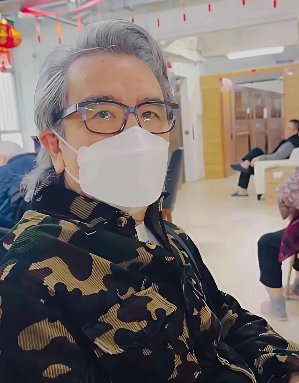 让人唏嘘！经典“老顽童周伯通”秦煌，晚年境遇看着格外心酸。
 
如今住在养老院，