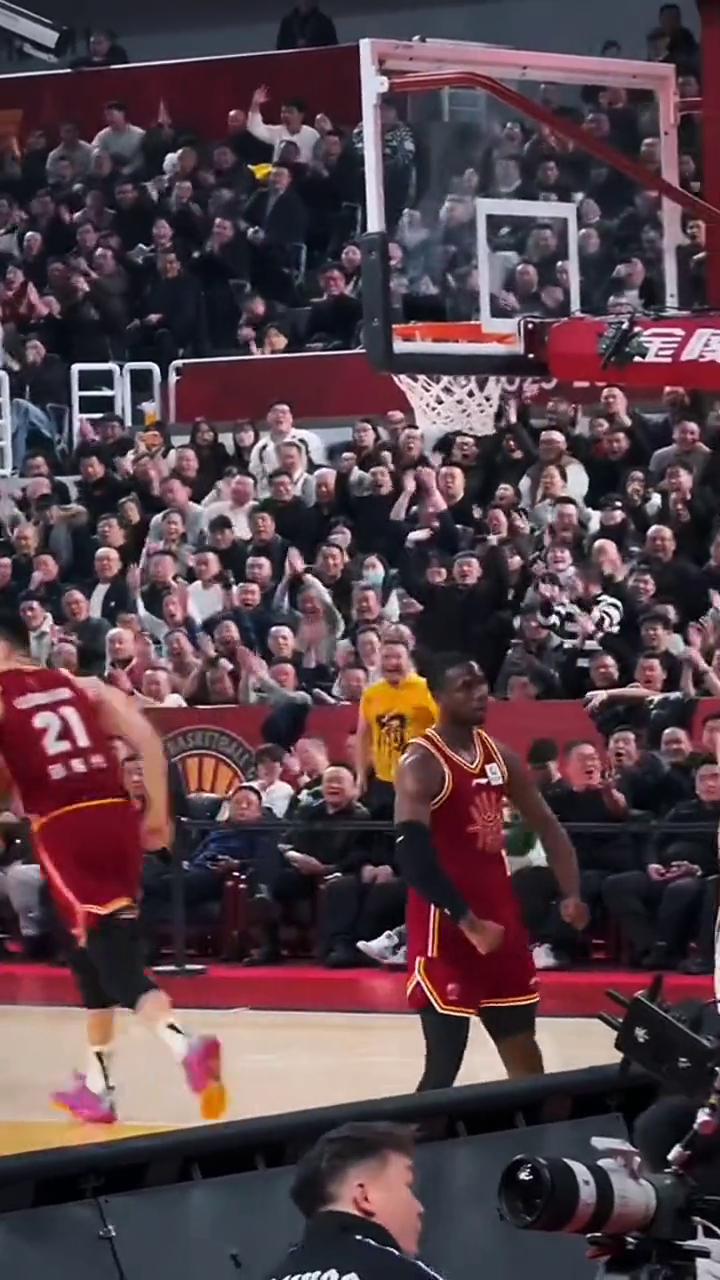 山西外援迪亚洛暴力隔扣。
这身体素质，再一次点燃红灯笼气氛。