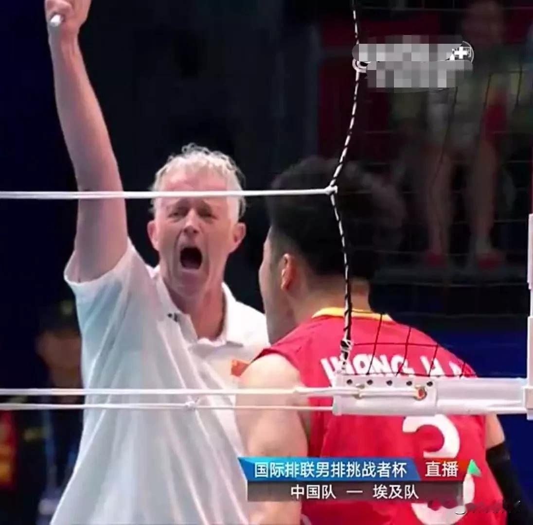 中国男排战胜埃及队
外教海宁激情四射
他的波兰女友也在看台上为中国队加油助威