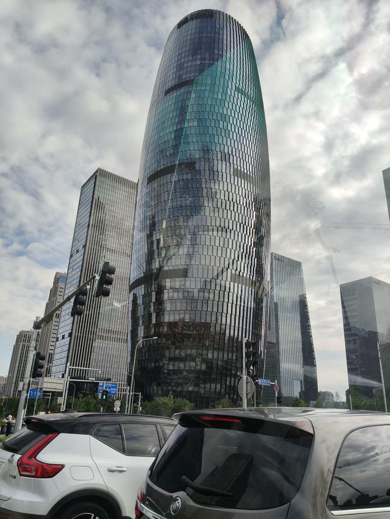 这个楼高端大气上档次。
估计也能算是丽泽地区的地标！