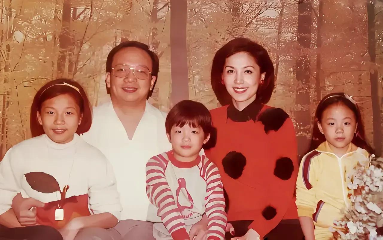 80年代，蒋万安童年时，留下的一张全家福，镜头中的人分别是他的父亲蒋孝严、母亲黄