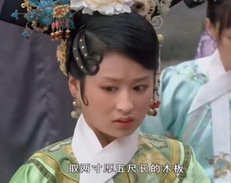 郑晓龙给颖儿颁奖梦回甄嬛传 星光大赏内场，颖儿凭实力获奖，领奖时却闹出走过奖杯台