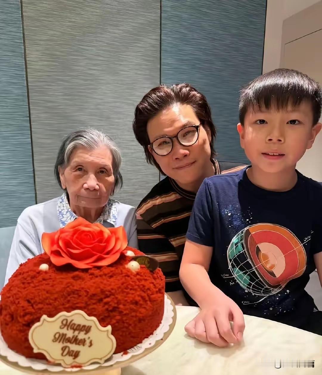 苏永康的妈妈已经91岁了，但是精神矍铄，祖孙三代过寿的照片真的令人羡慕。

父亲