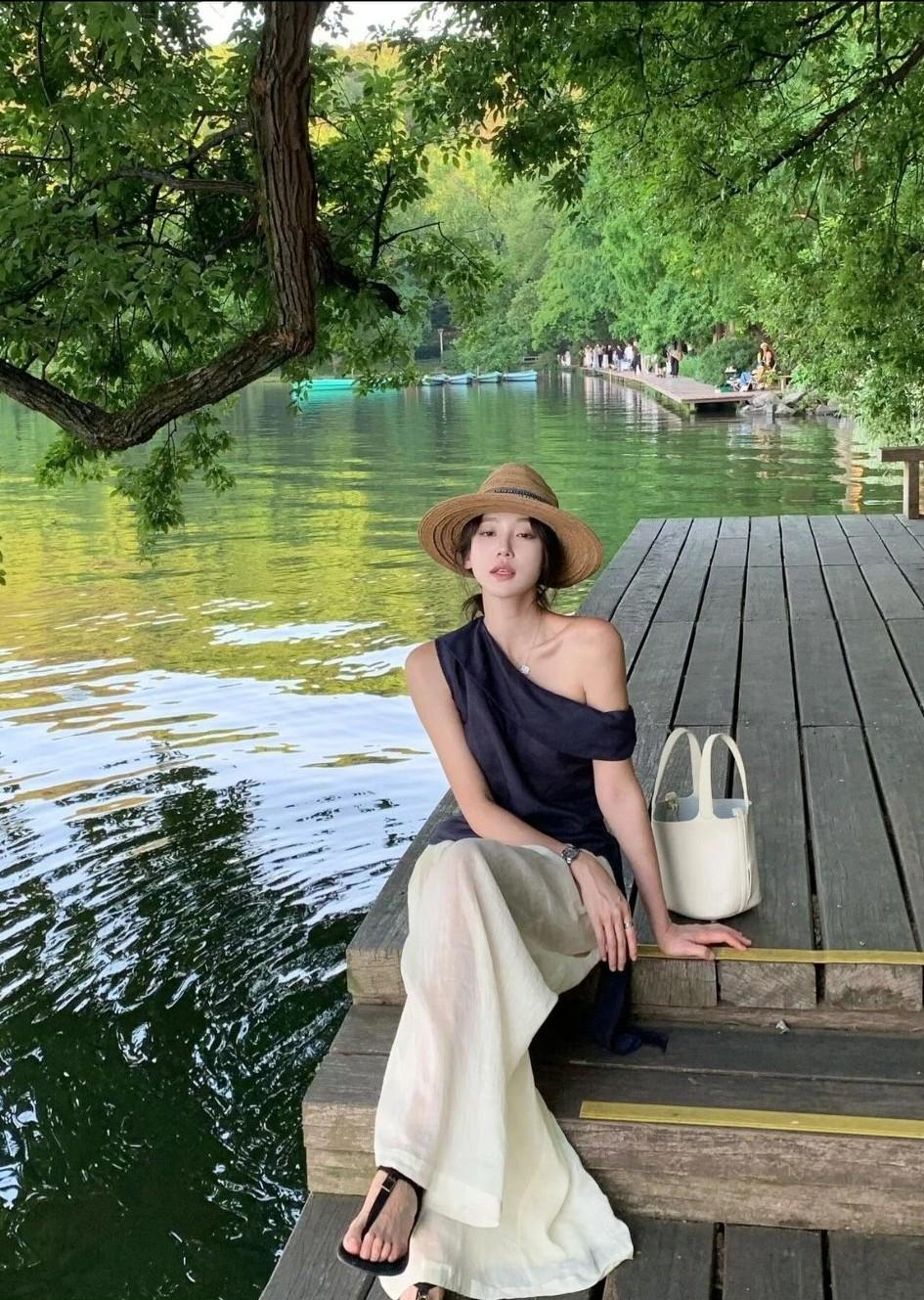 绿树荫中倚栏杆，轻舟荡漾水云间。晒图笔记大赛 如何展现女孩子的优雅气质? 你喜欢