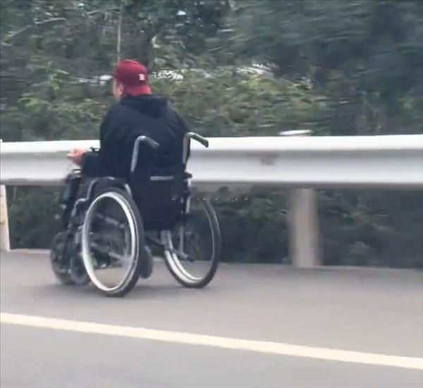 座椅加热能把座椅的皮子给烧糊了~~~第二排座椅前后移动的时候没做限位设计，结果腿